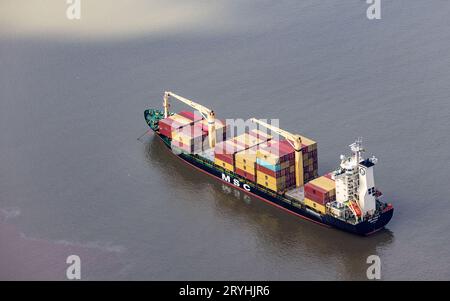 01 ottobre 2023, Schleswig-Holstein, Brunsbüttel: La nave portacontainer "Monrovia" della compagnia di navigazione MSC salpa dal porto di Amburgo all'altezza di Brunsbüttel sull'Elba verso il Mare del Nord. Le associazioni AMBIENTALISTE BUND, Nabu e WWF hanno nuovamente chiesto la sospensione del dragaggio in considerazione di quello che dicono è solo un basso utilizzo dell'Elba che si approfondisce da parte delle navi portacontainer. Foto: Axel Heimken/dpa Foto Stock