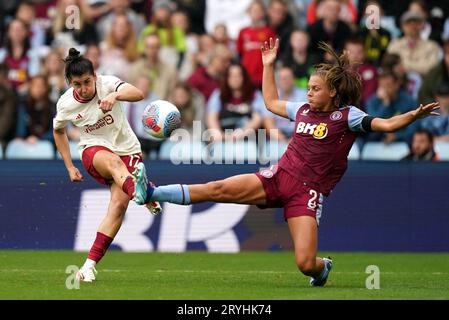 Lucia Garcia (sinistra) del Manchester United spara sotto pressione da Sarah Mayling dell'Aston Villa durante il Barclays Women's Super League match a Villa Park, Birmingham. Data immagine: Domenica 1 ottobre 2023. Foto Stock