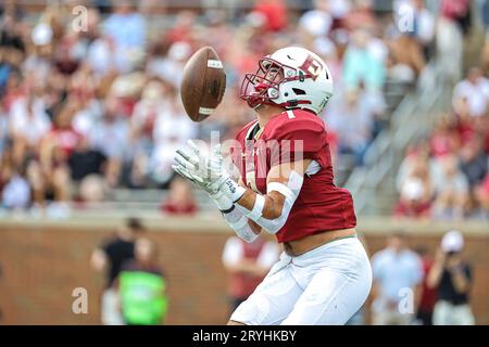 30 settembre 2023: La matricola della Elon University William Lankford (7) cattura punt. Partita di football NCAA tra la William Mary University e la Elon University, al Rhodes Stadium, Elon, North Carolina. David Beach/CSM Foto Stock