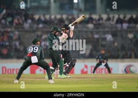 Il battitore neozelandese si esibirà con giovani pipistrelli durante la terza partita ODI di tre serie di match in Bangladesh e nuova Zelanda allo Sher-e-Bangla National Cricket Stadium Foto Stock