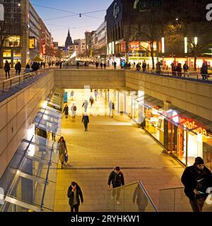 Bahnhofstrasse la sera, compresa la Niki-de-Saint-Phalle-Promenade, Hannover, Germania Foto Stock