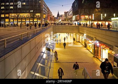 Bahnhofstrasse la sera, compresa la Niki-de-Saint-Phalle-Promenade, Hannover, Germania Foto Stock