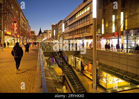 Bahnhofstrasse la sera, compresa la Niki-de-Saint-Phalle-Promenade, Hannover, Germania Foto Stock