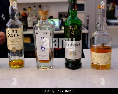 Quattro diverse bottiglie di Single Malt, Scotch whisky Foto Stock