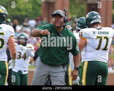 30 settembre 2023: Mike London capo allenatore di calcio di William e Mary. Partita di football NCAA tra la William Mary University e la Elon University, al Rhodes Stadium, Elon, North Carolina. David Beach/CSM Foto Stock