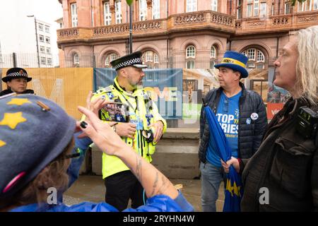 Manchester, Regno Unito. 1 ottobre 2023. Manchester, Regno Unito. 1 ottobre 2023. Steven Bray , attivista britannico di Port Talbot nel Galles del Sud che, nel 2018 e nel 2019, ha protestato quotidianamente contro la Brexit al di fuori della conferenza conservatrice dove la polizia sta tentando di fermare la sua protesta attraverso un sistema PA con musica. Primo giorno della conferenza Tory 2023 Manchester Regno Unito. Crediti: GaryRobertsphotography/Alamy Live News Credit: GaryRobertsphotography/Alamy Live News Foto Stock