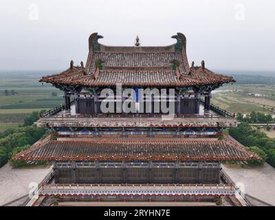 (231001) -- PECHINO, 1 ottobre 2023 (Xinhua) -- questa foto aerea scattata il 20 settembre 2023 mostra la Torre della cicogna, nota anche come Guanquelou in cinese, nella città di Yongji, nella provincia dello Shanxi della Cina settentrionale. La torre della cicogna, situata sulla riva del fiume giallo nella città di Yongji, nella provincia dello Shanxi della Cina settentrionale, è conosciuta come una delle quattro famose torri storiche dell'antica Cina. Sin dalla sua prima costruzione durante la dinastia Zhou settentrionale (557-581), la torre attrae poeti e scrittori per scrivere poesie e articoli qui con il suo magnifico paesaggio. La torre è stata aperta al pubblico dopo la ricostruzione nel 2 Foto Stock