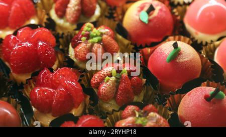 Deliziosi pasticcini rossi in una finestra Foto Stock