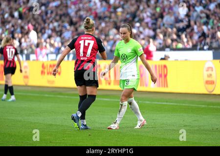 Francoforte, Germania. 1 ottobre 2023. Francoforte, Germania, 1 ottobre 2023: Ewa Pajor ( 9 Wolfsburg ) Pia-Sophie Wolter ( 17 Francoforte ) durante la partita di calcio Google Pixel Frauen-Bundesliga tra Eintracht Frankfurt e VfL Wolfsburg al Deutsche Bank Park di Francoforte, Germania. (Julia Kneissl/SPP) credito: SPP Sport Press Photo. /Alamy Live News Foto Stock