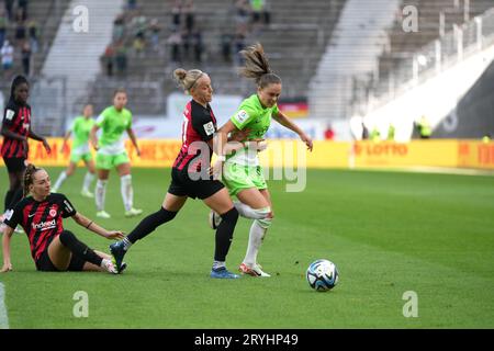 Francoforte, Germania. 1 ottobre 2023. Francoforte, Germania, 1 ottobre 2023: Ewa Pajor ( 9 Wolfsburg ) Pia-Sophie Wolter ( 17 Francoforte ) durante la partita di calcio Google Pixel Frauen-Bundesliga tra Eintracht Frankfurt e VfL Wolfsburg al Deutsche Bank Park di Francoforte, Germania. (Julia Kneissl/SPP) credito: SPP Sport Press Photo. /Alamy Live News Foto Stock