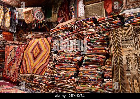 Tappeti colorati e orientali presso un rivenditore di tappeti a Goreme, Cappadocia, Turchia Foto Stock