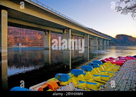 Pedalò e ponte Autobahn in autunno, Seilersee, Iserlohn, Sauerland, Germania, Europa Foto Stock