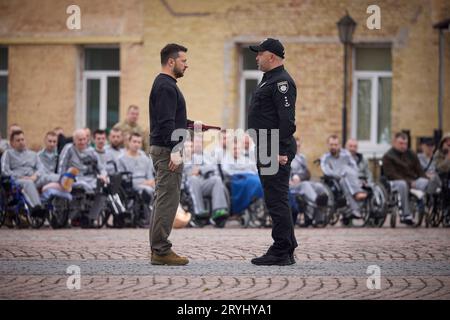 Kiev, Ucraina. 1 ottobre 2023. Il presidente ucraino Volodymyr Zelenskyy, a sinistra, consegna premi militari agli eroi durante la celebrazione della giornata dei difensori dell'Ucraina nella fortezza di Kiev, 1 ottobre 2023 a Kiev, Ucraina. Credito: Ucraina Presidenza/Ufficio stampa presidenziale ucraino/Alamy Live News Foto Stock