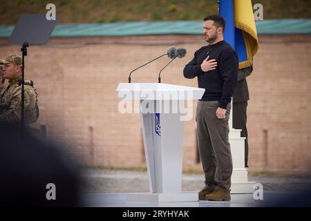 Kiev, Ucraina. 1 ottobre 2023. Il presidente ucraino Volodymyr Zelenskyy rappresenta l'inno nazionale durante la celebrazione della giornata dei difensori dell'Ucraina nella fortezza di Kiev, il 1 ottobre 2023 a Kiev, Ucraina. Credito: Ucraina Presidenza/Ufficio stampa presidenziale ucraino/Alamy Live News Foto Stock