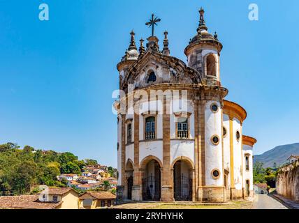 Vista frontale della famosa chiesa storica in stile barocco Foto Stock