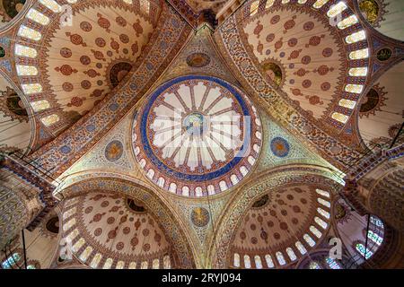 Vista dei dipinti geometrici interni sul soffitto della Moschea Blu di Istanbul. Foto Stock