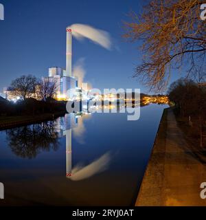 GMVA, Gemeinschafts-Muellverbrennungsanlage Niederrhein mit dem Rhein-Herne-Kanal in der Nacht, Oberhausen, Ruhrgebiet, Deutschland, Europa Foto Stock