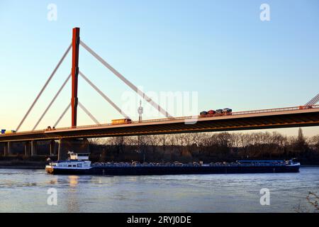 Traffico navale sul Reno e ponte autostradale A42 con traffico stradale, Duisburg, Germania, Europa Foto Stock