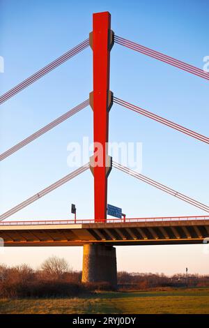 Ponte autostradale Beeckerwerther della A42 sul Reno, Duisburg, regione della Ruhr, Germania, Europa Foto Stock