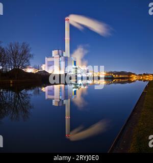 GMVA, Gemeinschafts-Muellverbrennungsanlage Niederrhein mit dem Rhein-Herne-Kanal in der Nacht, Oberhausen, Ruhrgebiet, Deutschland, Europa Foto Stock