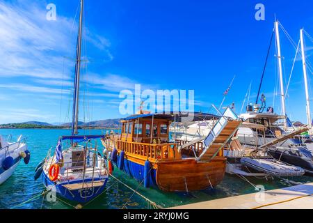 Navi a vela e yacht ormeggiati nel porto di Volos, Grecia Foto Stock