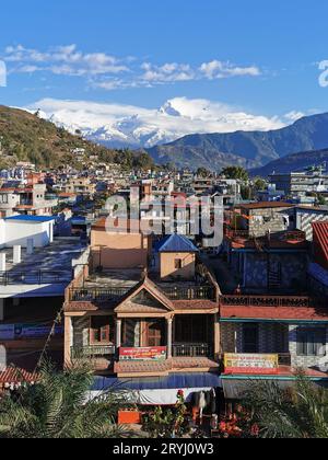 Paesaggio urbano di Pokhara con la catena montuosa dell'Annapurna coperta di neve nel Nepal centrale, in Asia Foto Stock