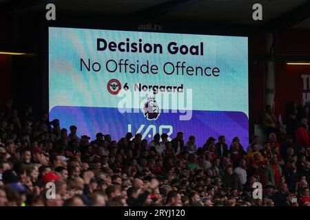 Il grande schermo mostra la decisione del VAR durante la partita di Premier League Nottingham Forest vs Brentford al City Ground, Nottingham, Regno Unito, 1 ottobre 2023 (foto di Mark Cosgrove/News Images) Foto Stock