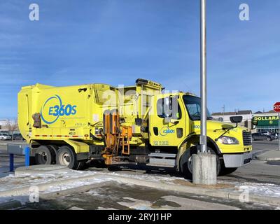 Calgary, Alberta, Canada. 21 febbraio 2023. Un camion giallo della gestione ambientale 360 Solutions Ltd durante l'inverno parcheggiato il Foto Stock