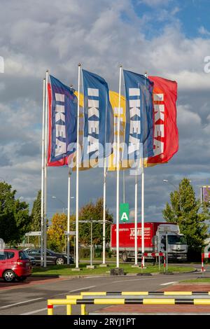 Bratislava, Slovacchia - 3 ottobre 2022: IKEA sbandiera contro il cielo nuvoloso. IKEA è stato il più grande ristorante di mobili del mondo Foto Stock