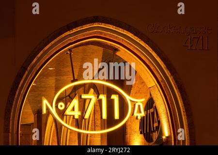 4711 logo e numero civico sull'edificio principale di Glockengasse la sera, Colonia, Germania Foto Stock