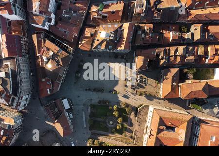 Vista aerea del paesaggio urbano di Pontevedra con moderni appartamenti e baia marina, Galizia, Spagna. Foto Stock