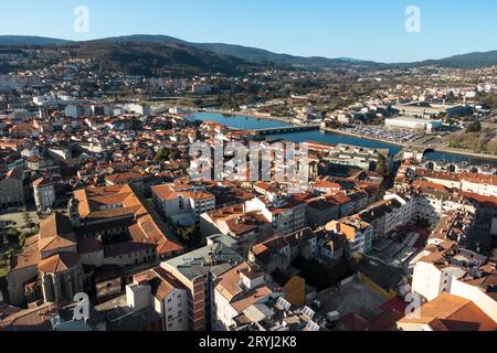 Vista aerea del paesaggio urbano di Pontevedra con moderni appartamenti e baia marina, Galizia, Spagna. Foto Stock