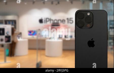 Il retro dell'iPhone 15 è esposto in un negozio che vende prodotti Apple. Negozio sfocato sullo sfondo del telefono cellulare. Copenaghen, Danimarca - 1° ottobre 2023. Foto Stock