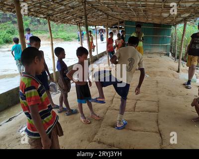 Rohingya, bambini e ragazze rifugiate, stanno giocando nel campo Foto Stock