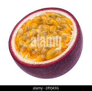 Frutti della passione slice isolati su sfondo bianco Foto Stock