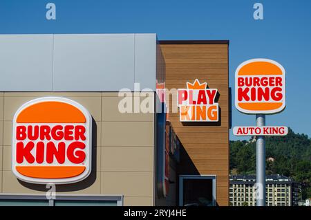 Ourense, Spagna 09 30 2023: Esterno di un edificio della catena di fast food Burger King. Foto Stock