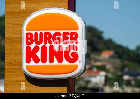 Ourense, Spagna 09 30 2023: Esterno di un edificio della catena di fast food Burger King. Foto Stock