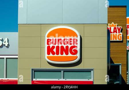 Ourense, Spagna 09 30 2023: Esterno di un edificio della catena di fast food Burger King. Foto Stock