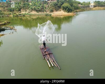 I rifugiati Rohingya stanno pescando e gettano reti da pesca. Foto Stock