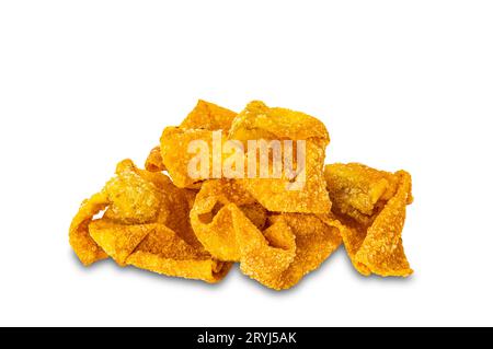 Pila di deliziosi wonton fritti in casa croccanti isolati su sfondo bianco. Foto Stock