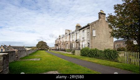 Fila di case a schiera con ingressi a colonnato lungo le mura cittadine a Berwick upon Tweed, Northumberland, Regno Unito, il 22 settembre 2023 Foto Stock