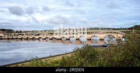 Tre ponti che attraversano il fiume Tweed a Berwick upon Tweed, Northumberland, Regno Unito, il 22 settembre 2023 Foto Stock