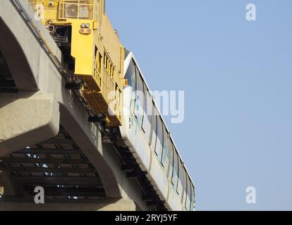 Cairo, Egitto, settembre 29 2023: Installazione della monorotaia egiziana sul suo binario da una gru, la monorotaia del Cairo è un transito rapido monorotaia a due linee Foto Stock