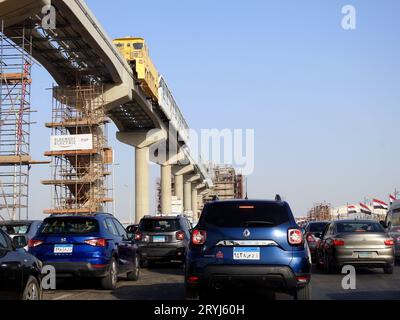 Cairo, Egitto, settembre 29 2023: Installazione della monorotaia egiziana sul suo binario da una gru, la monorotaia del Cairo è un transito rapido monorotaia a due linee Foto Stock