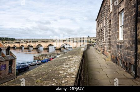 Tre ponti che attraversano il fiume Tweed visti dalle mura di Quay a Berwick upon Tweed, Northumberland, Regno Unito il 22 settembre 2023 Foto Stock