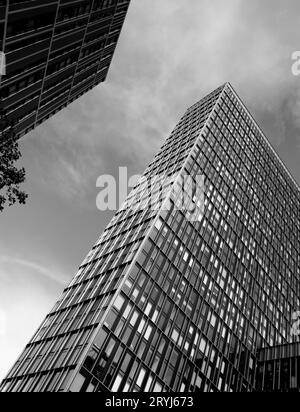 Birmingham, Regno Unito. 26 agosto 2023. Composizione astratta di foto monocromatica di grattacieli a Birmingham, in Broad Street. Foto Stock