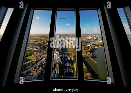 Vista dal Rheinturm sul Medienhafen e sul Reno, Duesseldorf, Germania, Europa Foto Stock