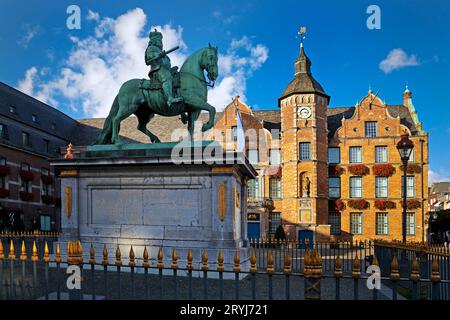 Statua equestre di Jan Wellem sulla piazza del mercato di fronte al municipio, Duesseldorf, Germania Foto Stock