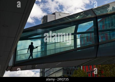 Una persona in fase di transizione verso la sede centrale di Uniper se, Duesseldorf, Germania, Europa Foto Stock