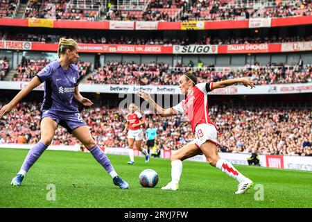 Londra domenica 1 ottobre 2023. Emma Koivisto (2 Liverpool) sfida il Caitlin Foord (19 Arsenal) durante il Barclays fa Women's Super League match tra Arsenal e Liverpool all'Emirates Stadium di Londra domenica 1 ottobre 2023. (Foto: Kevin Hodgson | mi News) crediti: MI News & Sport /Alamy Live News Foto Stock